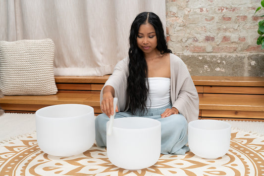 MEINL Sonic Energy White-Frosted Crystal Singing Bowls Set 3 pcs - A4/F4/D4/432 Hz detail view 2 at Luna Panther alternate view