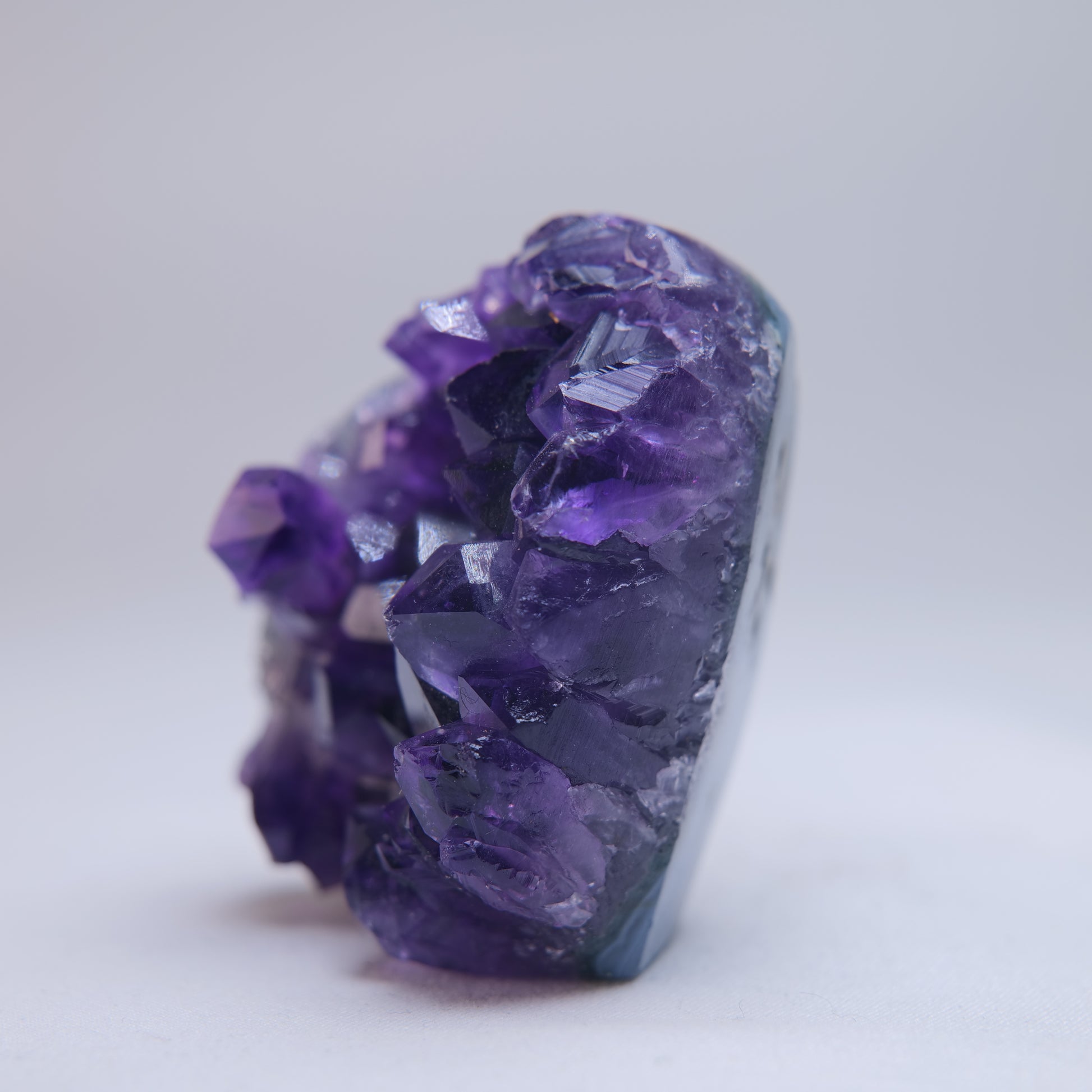 Uruguay Amethyst druzy freeform 97g – angled side view