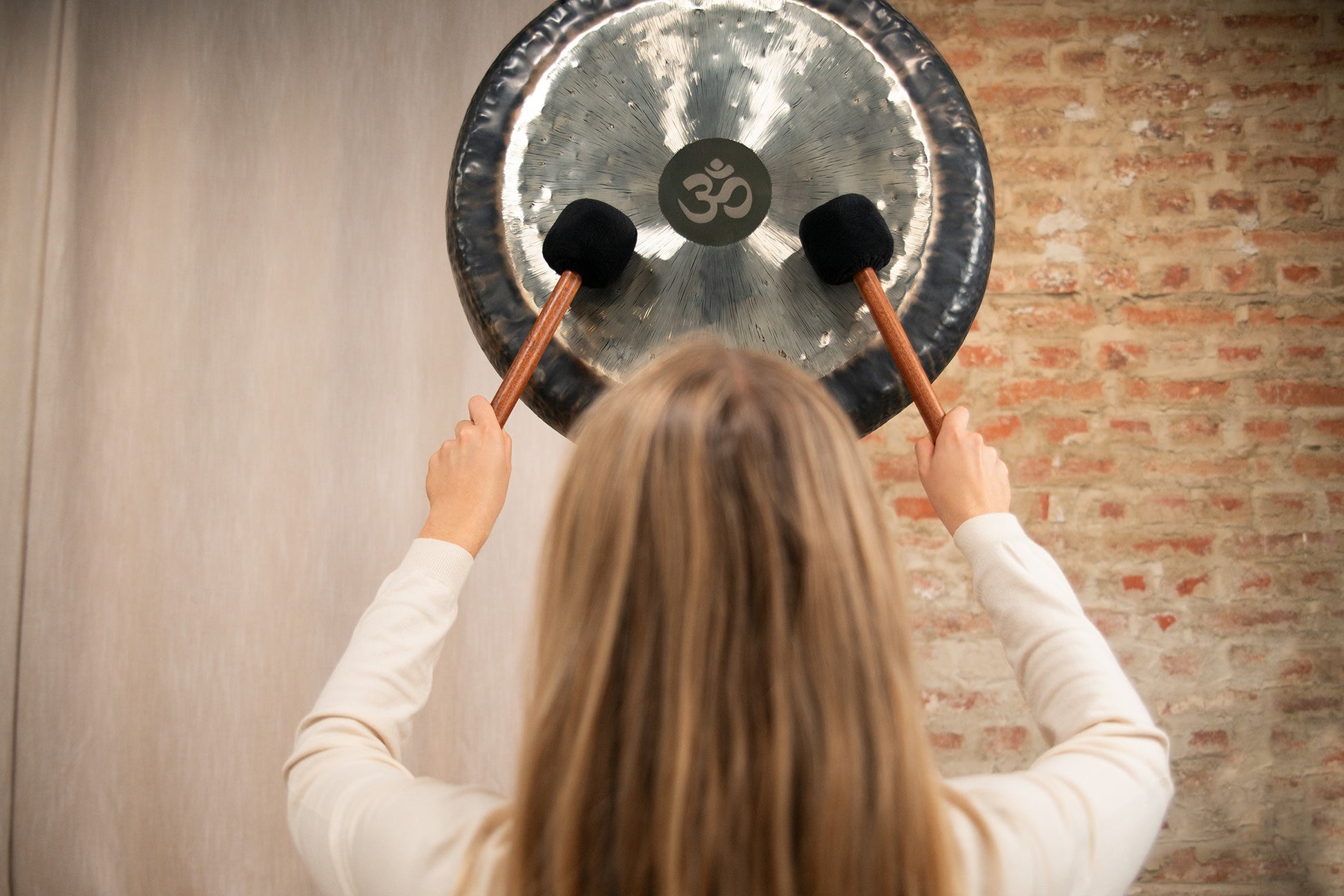 MEINL Sonic Energy Om Gong 24" - 136.10 Hz/C#2/Heart Chakra detail view 5 at Luna Panther