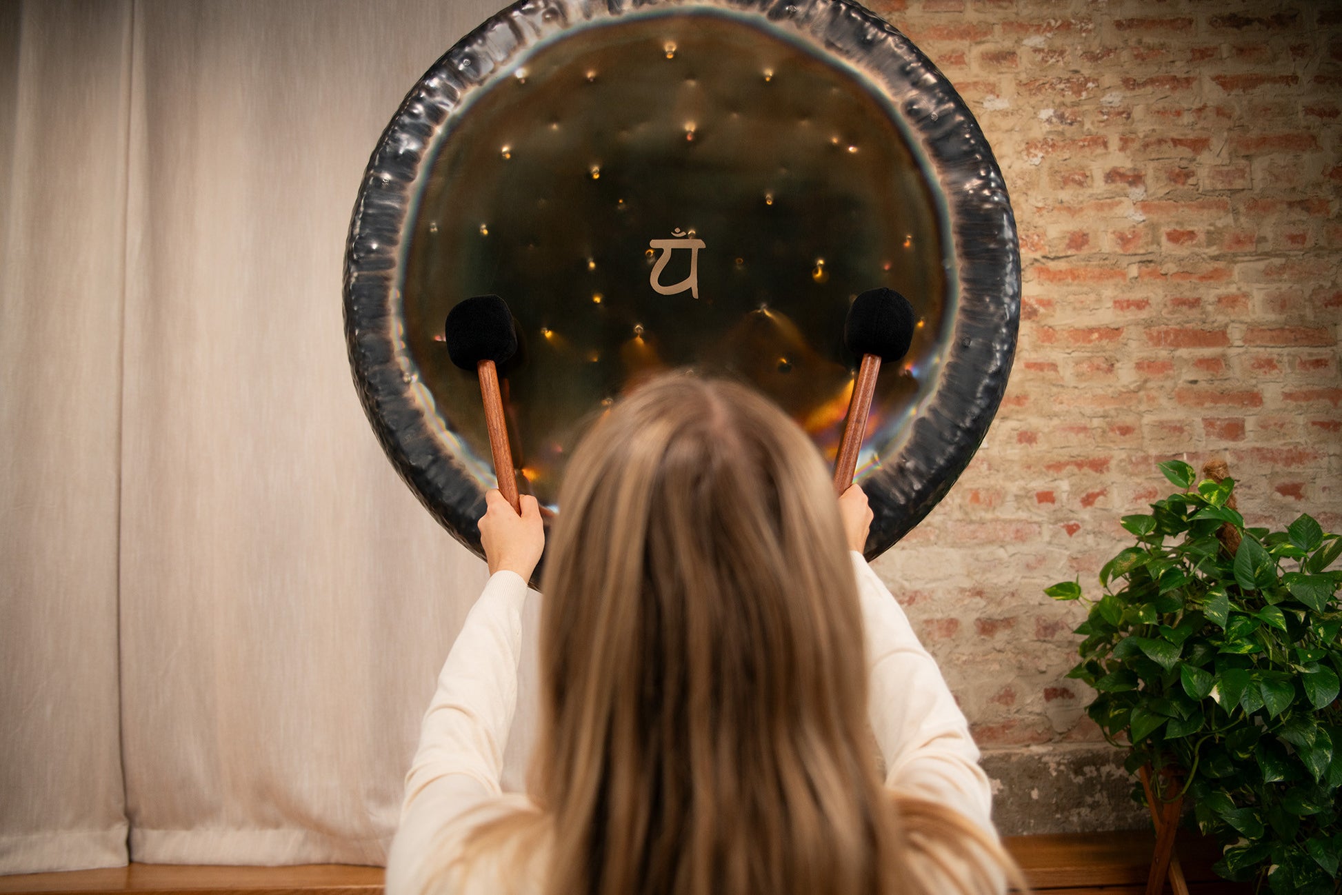 Meinl Sonic Energy Chakra Gong 36"- Heart Chakra/136,10 Hz/C2# detail view 7 at Luna Panther