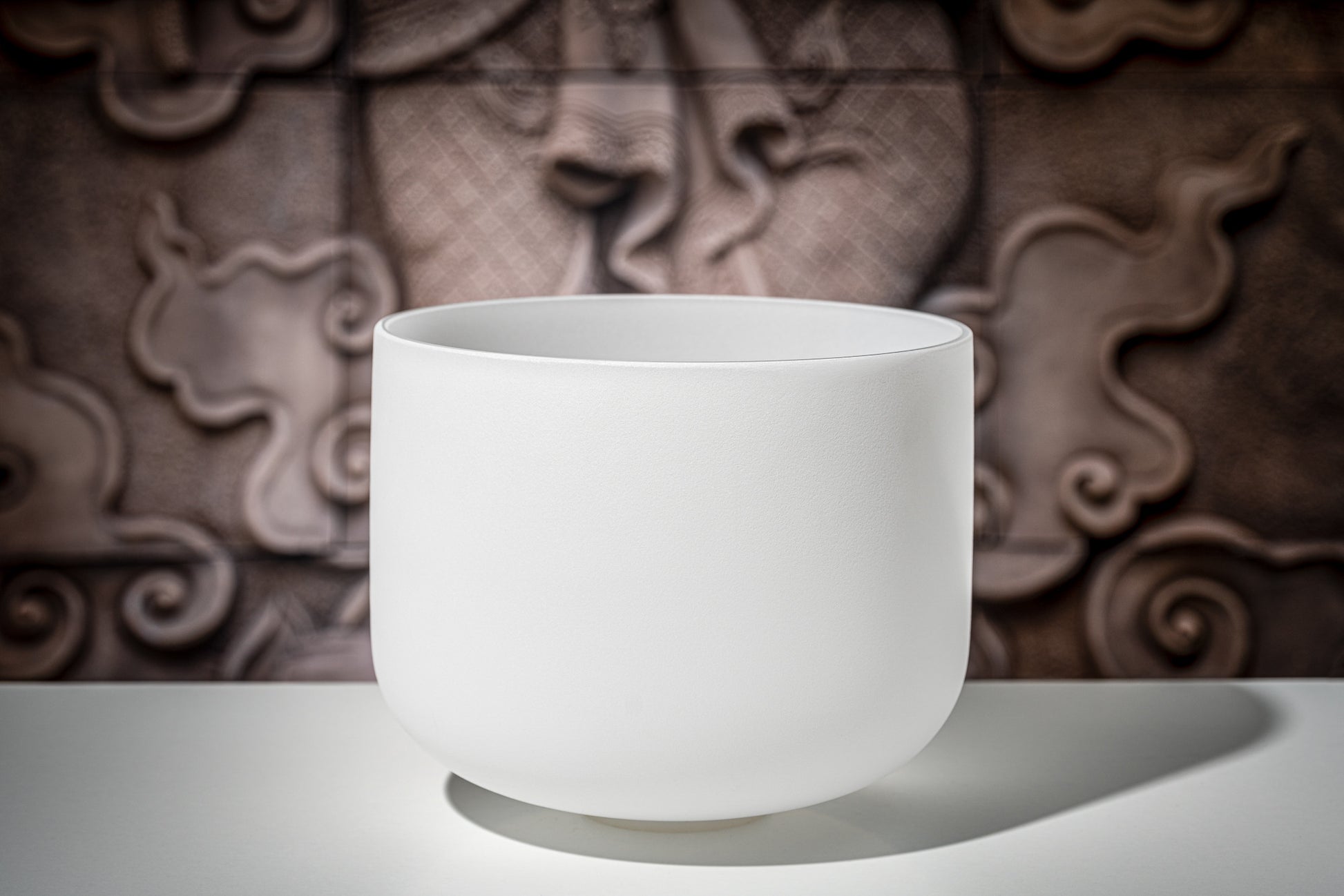MEINL Sonic Energy White-Frosted Crystal Singing Bowl 12" - E4/Solarplexus Chakra/432 Hz detail view 5 at Luna Panther
