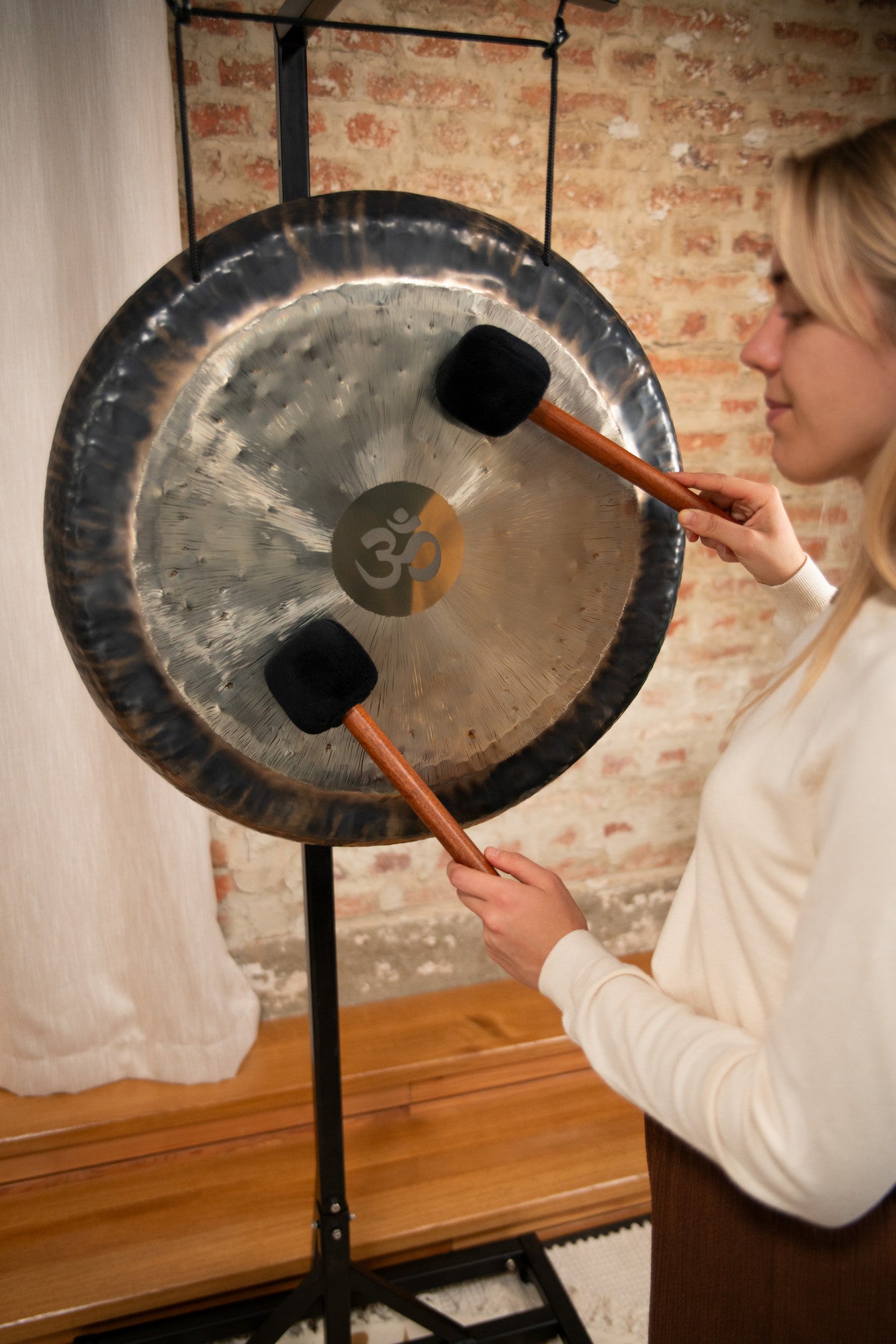MEINL Sonic Energy Om Gong 24" - 136.10 Hz/C#2/Heart Chakra detail view 4 at Luna Panther