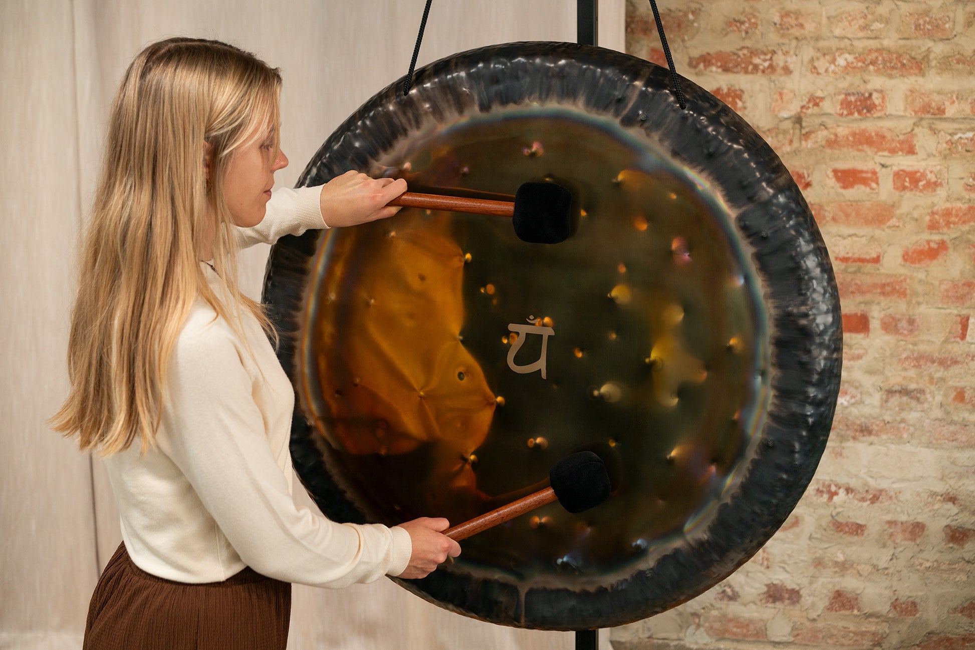 Meinl Sonic Energy Chakra Gong 36"- Heart Chakra/136,10 Hz/C2# detail view 5 at Luna Panther