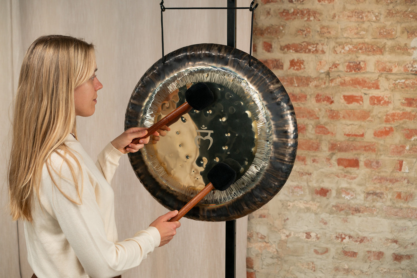 Meinl Sonic Energy Chakra Gong 24" - Root Chakra/194,18 Hz/ G2 detail view 4 at Luna Panther