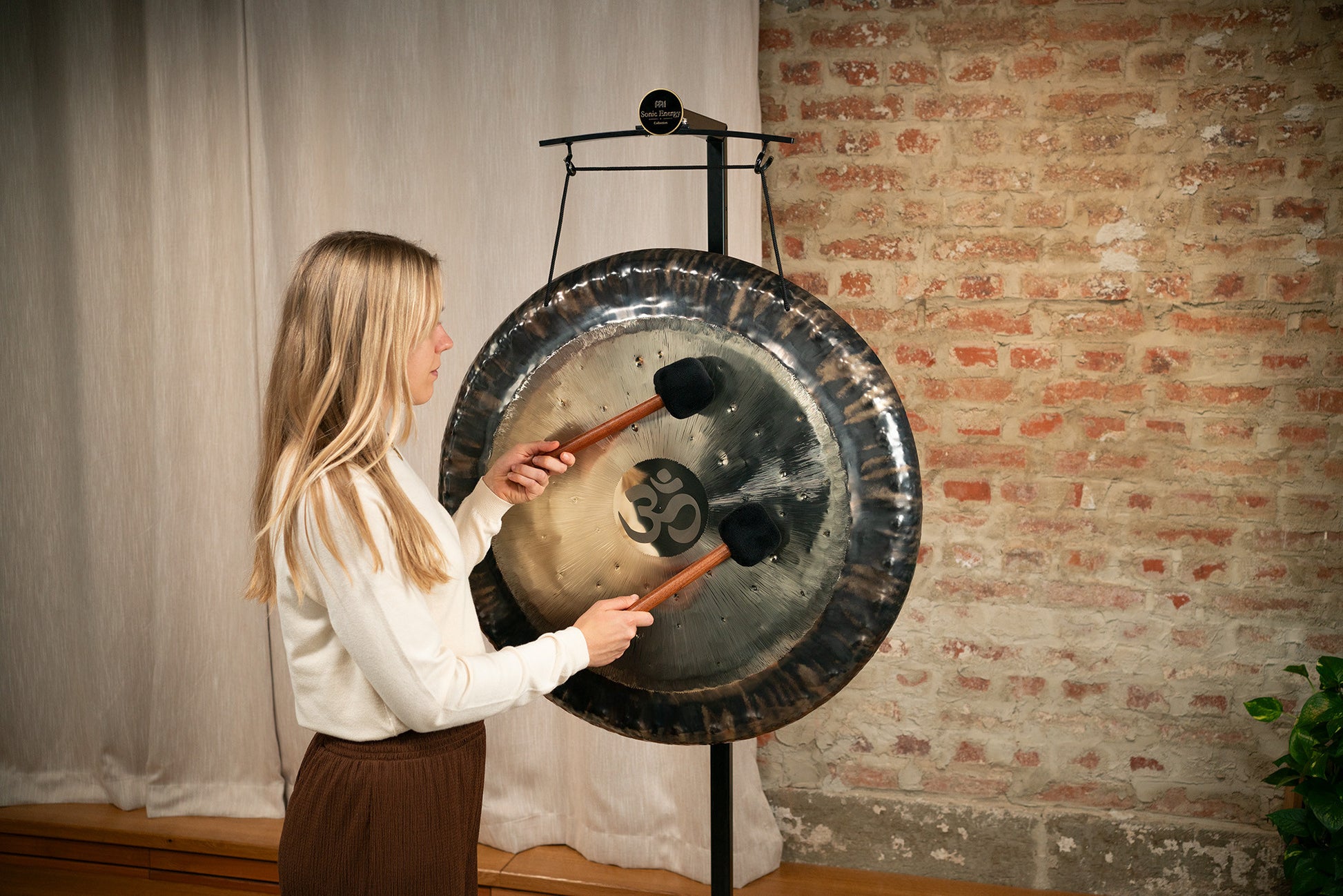 MEINL Sonic Energy Om Gong 32" - 136.10 Hz/C#2/Heart Chakra detail view 4 at Luna Panther