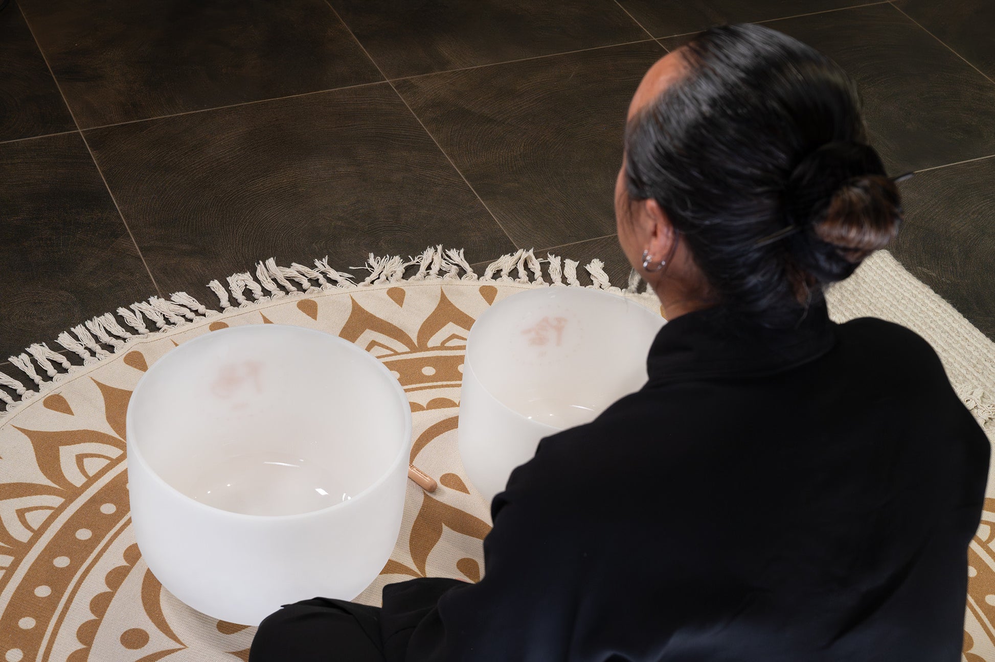 MEINL Sonic Energy 2-piece TCM Crystal Singing Bowl Yin & Yang Set detail view 4 at Luna Panther