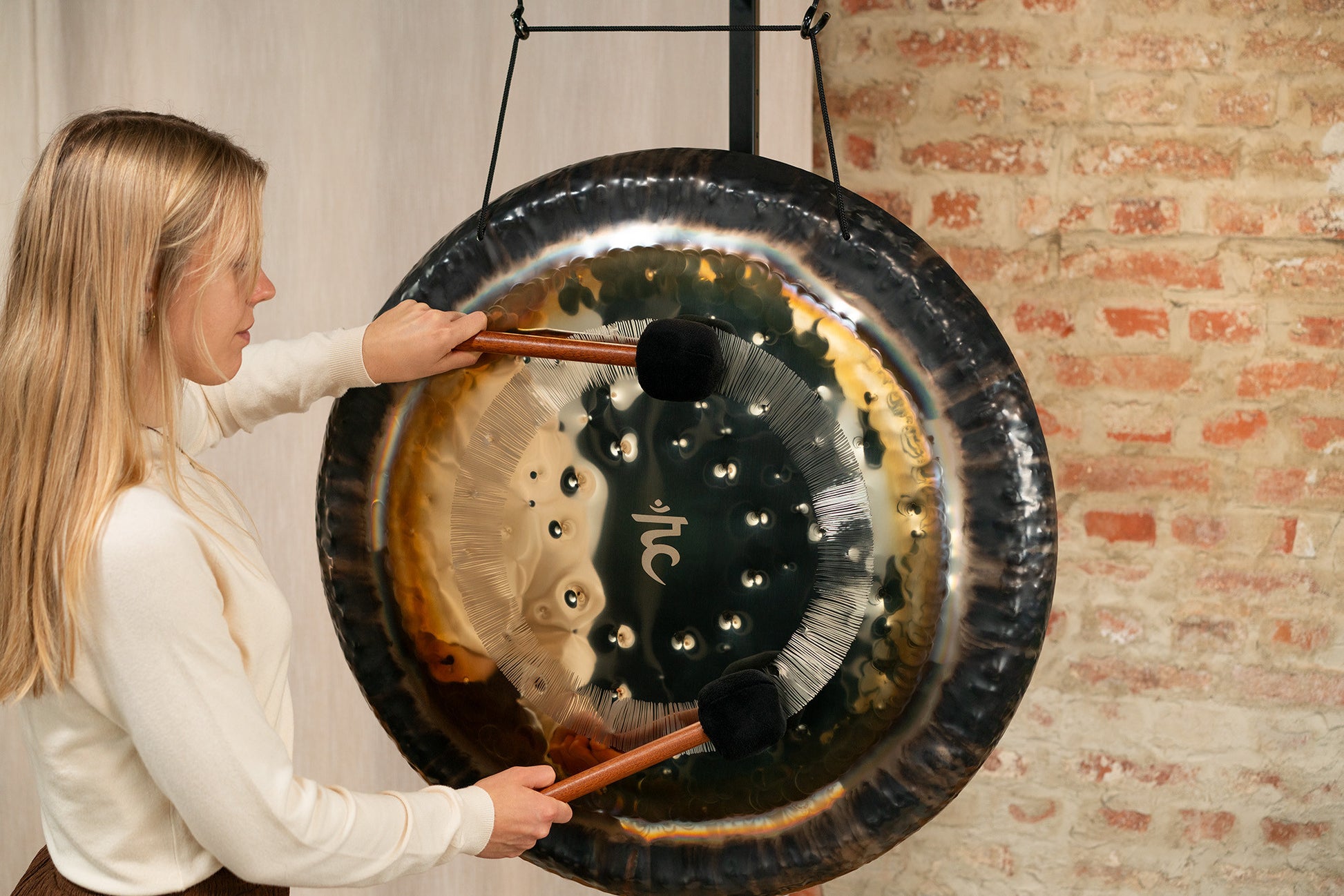Meinl Sonic Energy Chakra Gong 32" - Throat Chakra/141,27 Hz/C#2 detail view 5 at Luna Panther