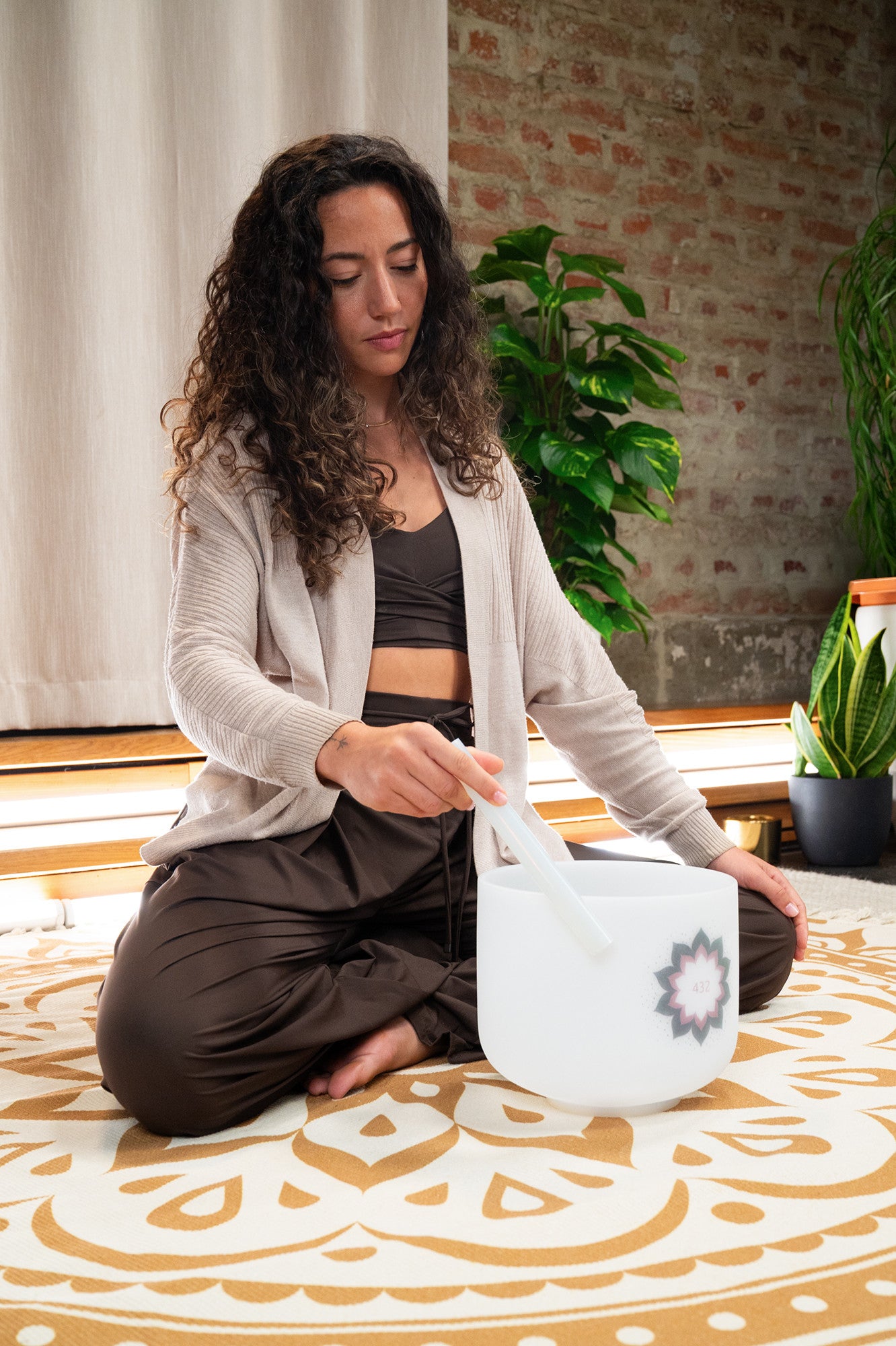 MEINL Sonic Energy Crystal Singing Bowl 9" - 432 Hz, Lotus Flower detail view 5 at Luna Panther