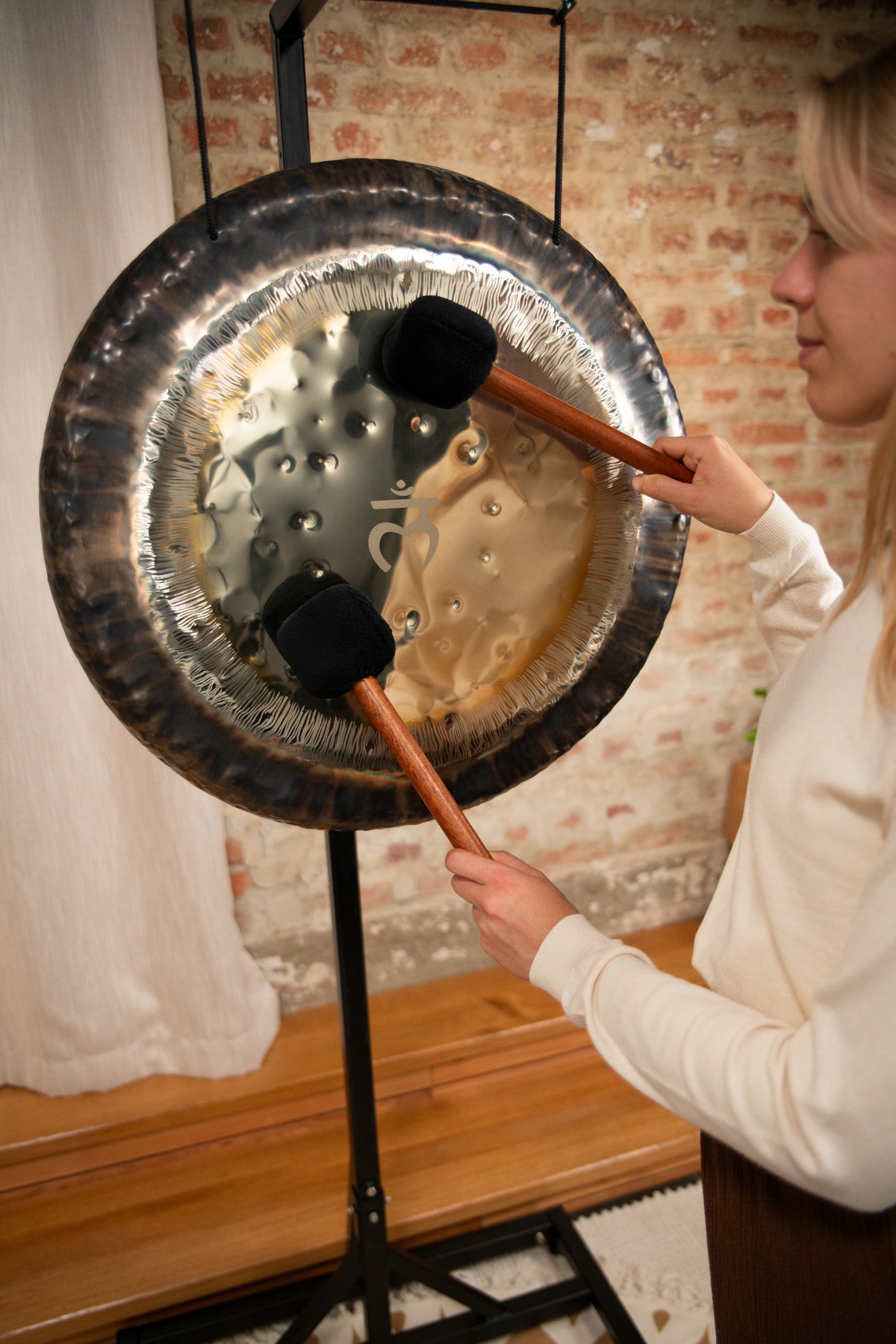Meinl Sonic Energy Chakra Gong 24" - Root Chakra/194,18 Hz/ G2 detail view 5 at Luna Panther