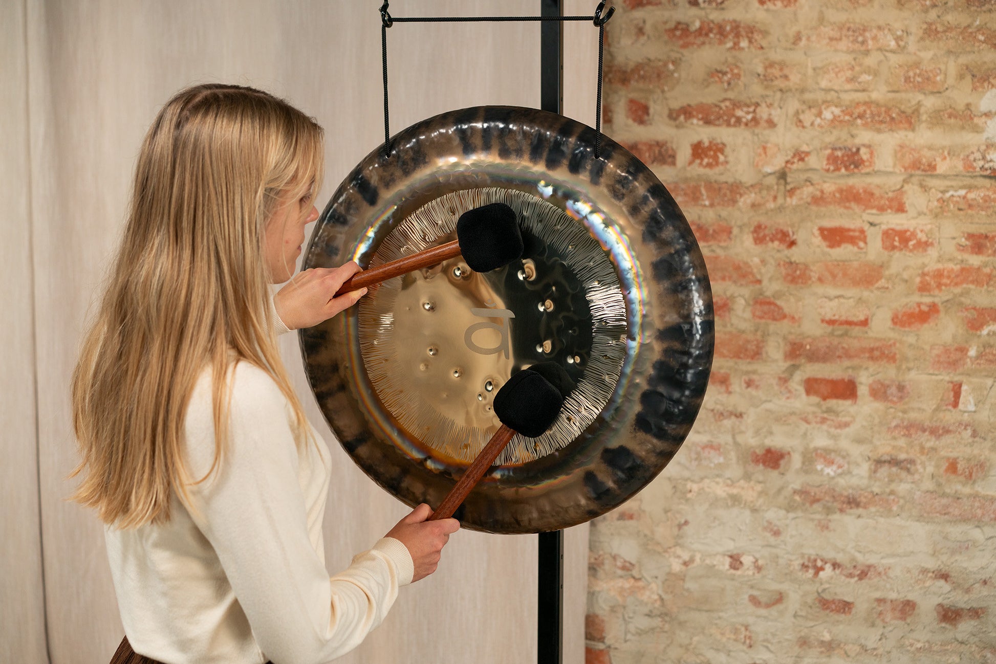 Meinl Sonic Energy Chakra Gong 24" - Sacral Chakra/210,42 Hz/G#2 detail view 4 at Luna Panther