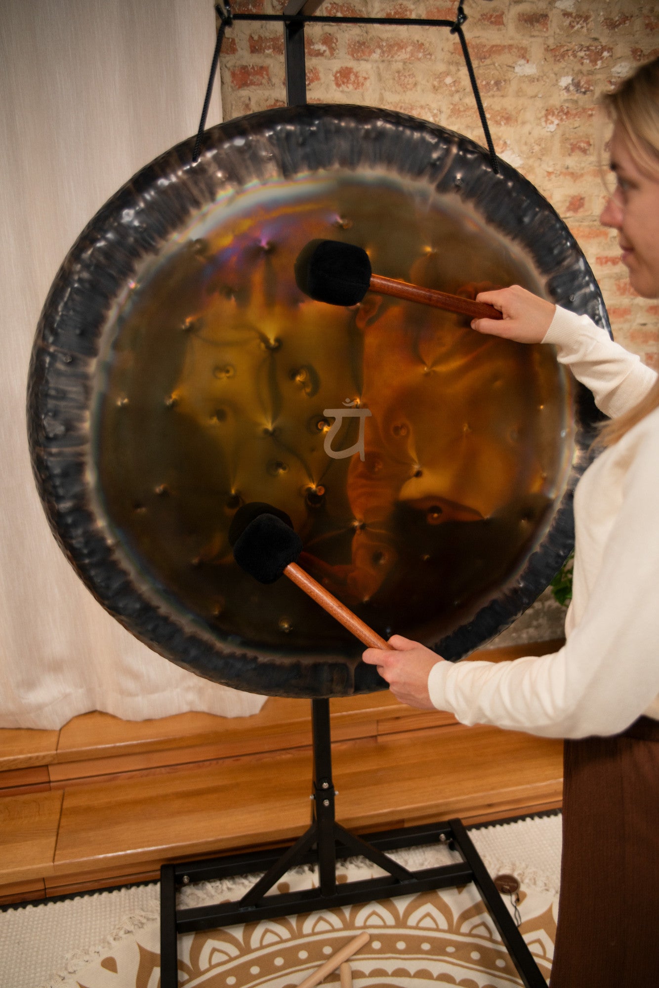 Meinl Sonic Energy Chakra Gong 36"- Heart Chakra/136,10 Hz/C2# detail view 6 at Luna Panther