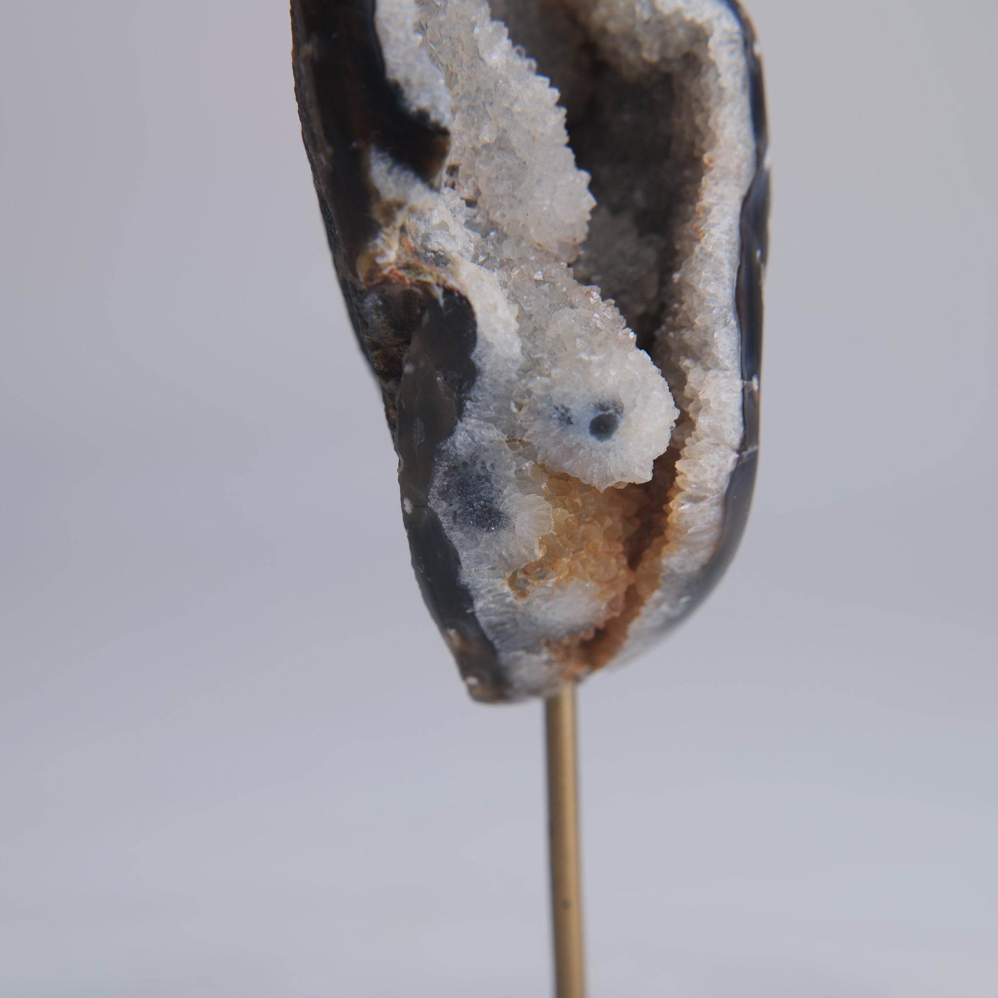 Agate Geode Druzy on Stand 184g - Luna Panther