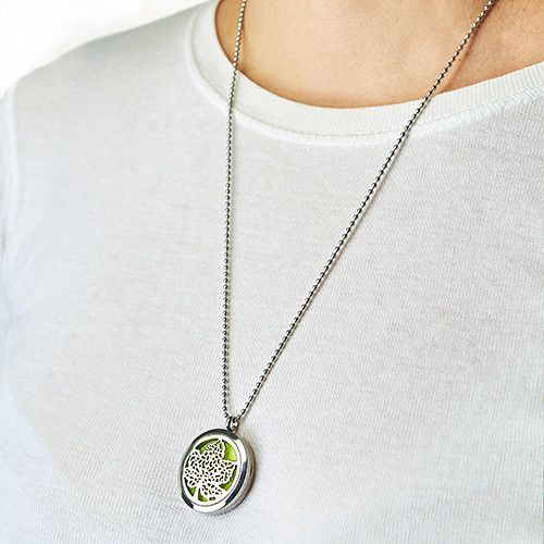 Aromatherapy Diffuser Necklace – Leaf 30 mm – image 1