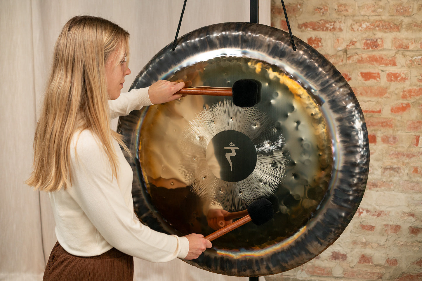 Meinl Sonic Energy Chakra Gong 36" - Solar Plexus Chakra/126,22 Hz/B1 detail view 4 at Luna Panther