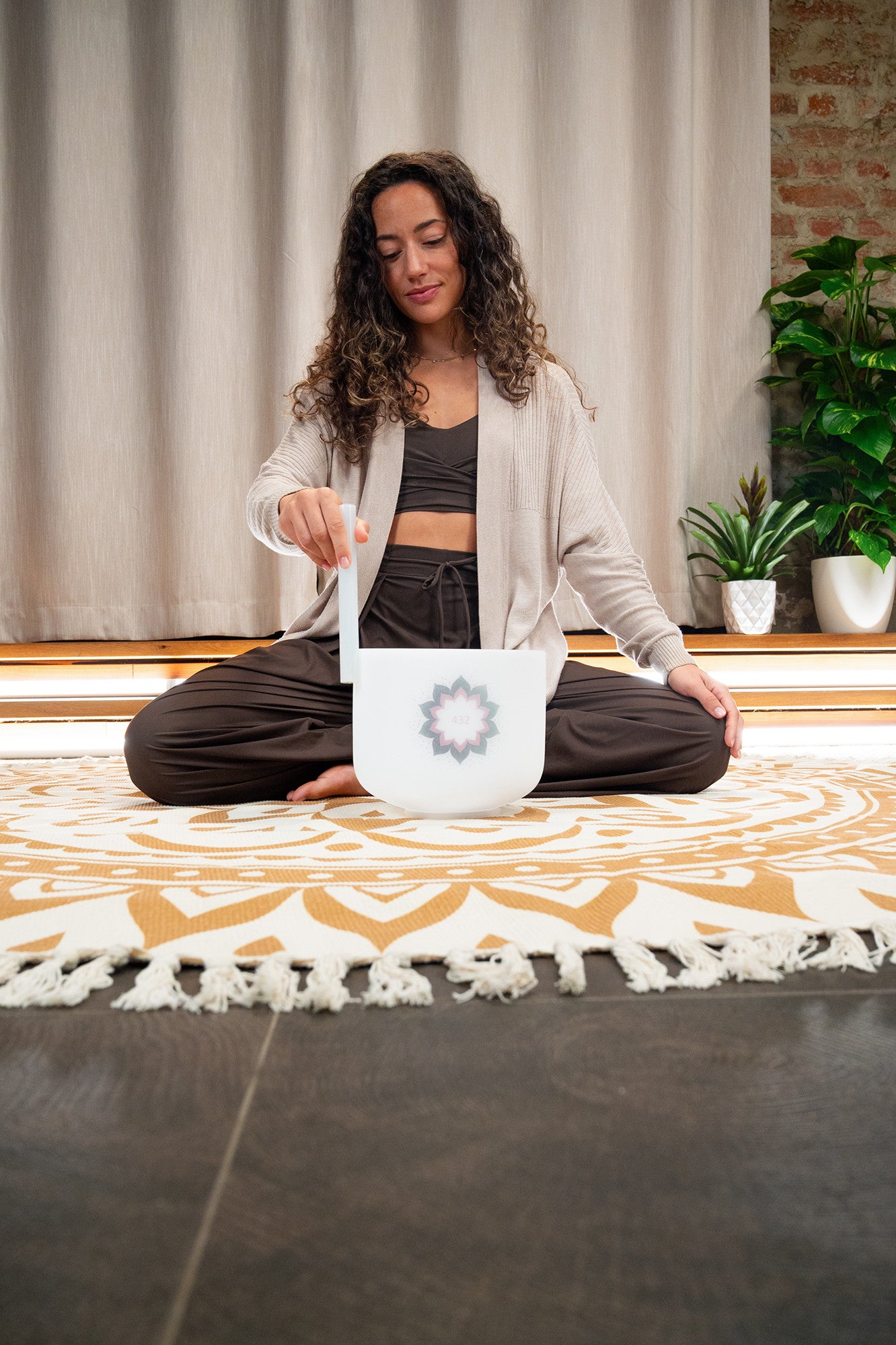 MEINL Sonic Energy Crystal Singing Bowl 9" - 432 Hz, Lotus Flower detail view 7 at Luna Panther