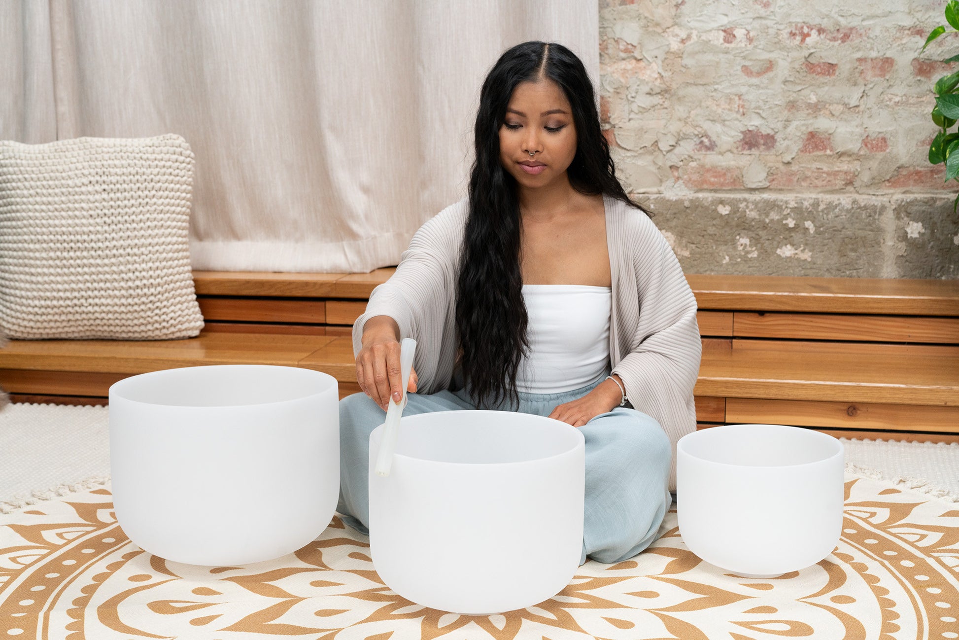 MEINL Sonic Energy White-Frosted Crystal Singing Bowls Set 3 pcs - G4/E4/C4/432 Hz detail view 2 at Luna Panther