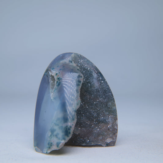 Angled view of the cavity beside the smooth blue-grey agate flank. alternate view
