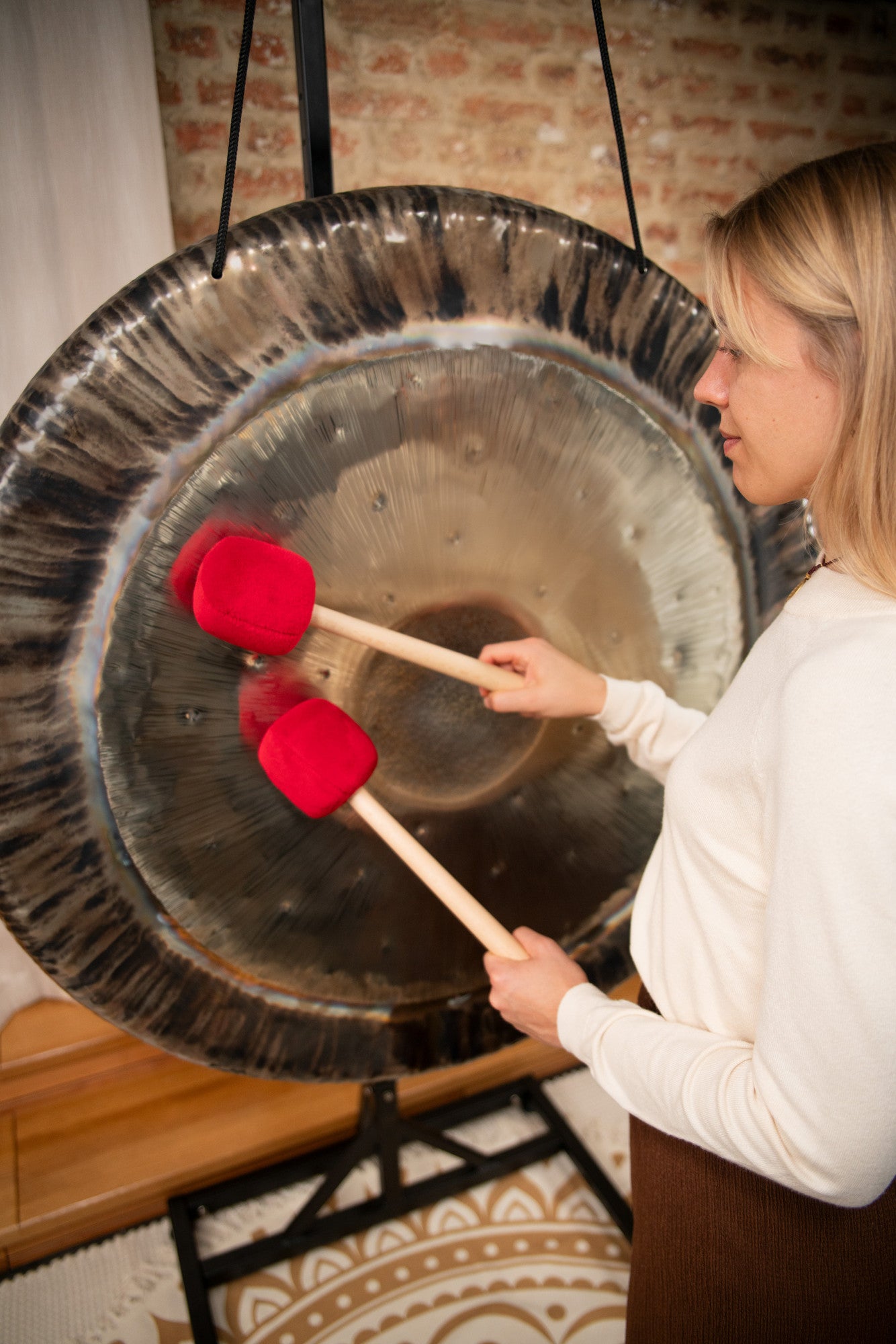 Meinl Sonic Energy Symphonic Tam Tam - 40" + Cover & Gloves detail view 4 at Luna Panther