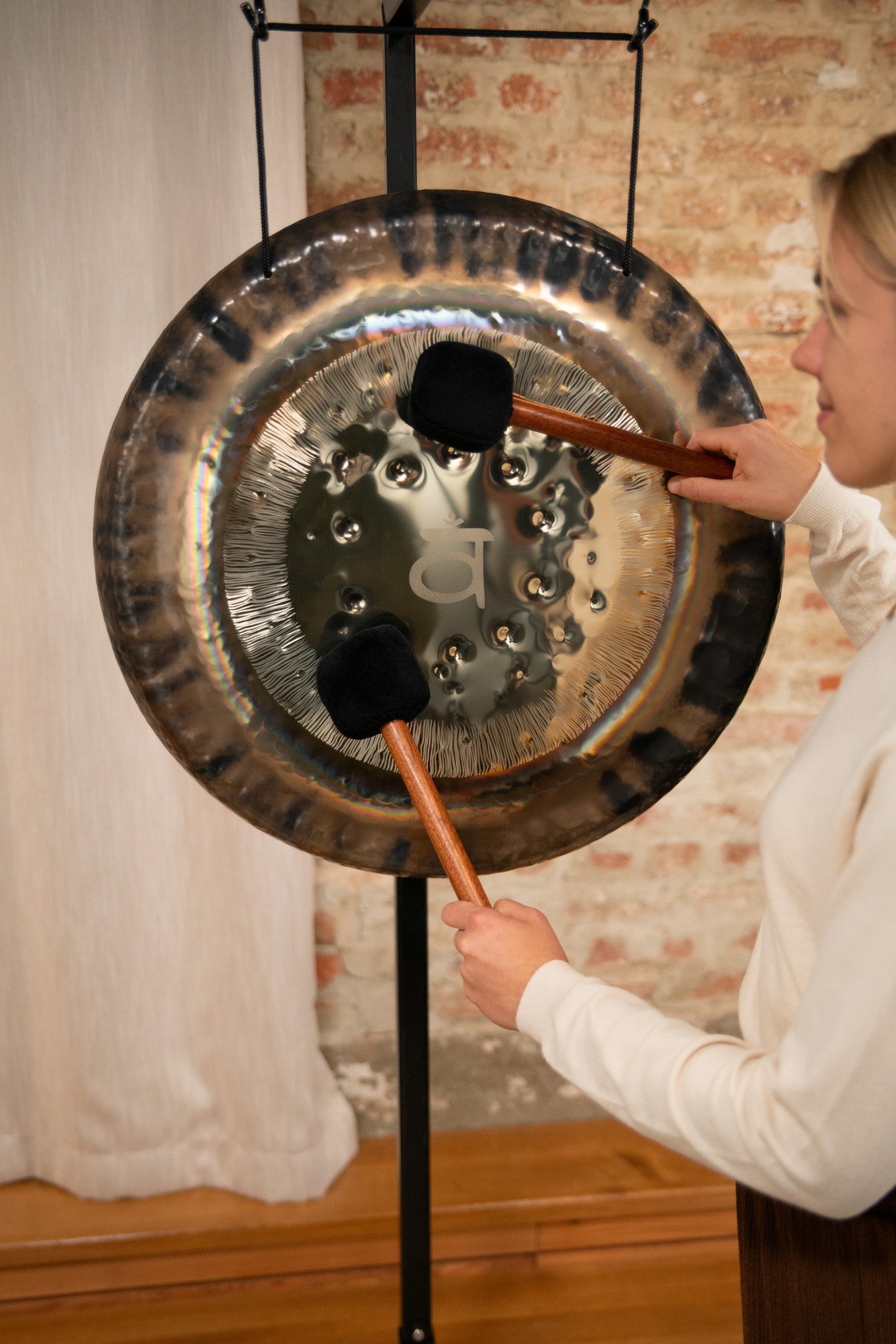 Meinl Sonic Energy Chakra Gong 24" - Sacral Chakra/210,42 Hz/G#2 detail view 5 at Luna Panther