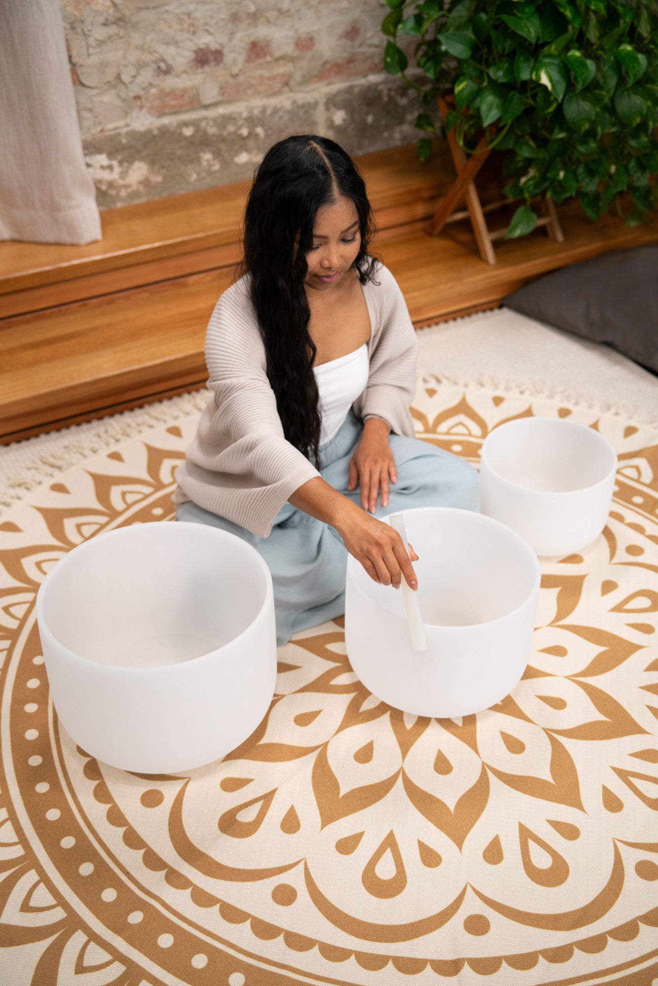 MEINL Sonic Energy White-Frosted Crystal Singing Bowls Set 3 pcs - G4/E4/C4/432 Hz detail view 3 at Luna Panther