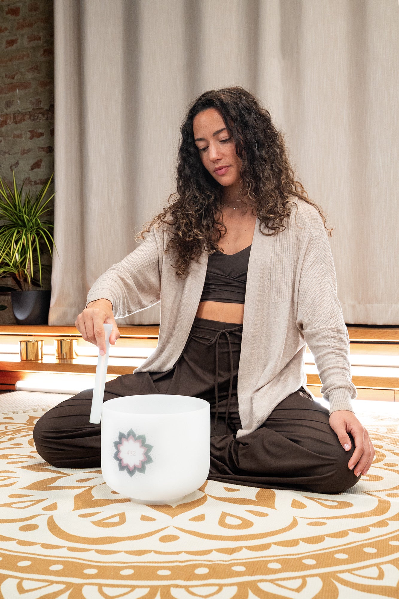 MEINL Sonic Energy Crystal Singing Bowl 9" - 432 Hz, Lotus Flower detail view 6 at Luna Panther