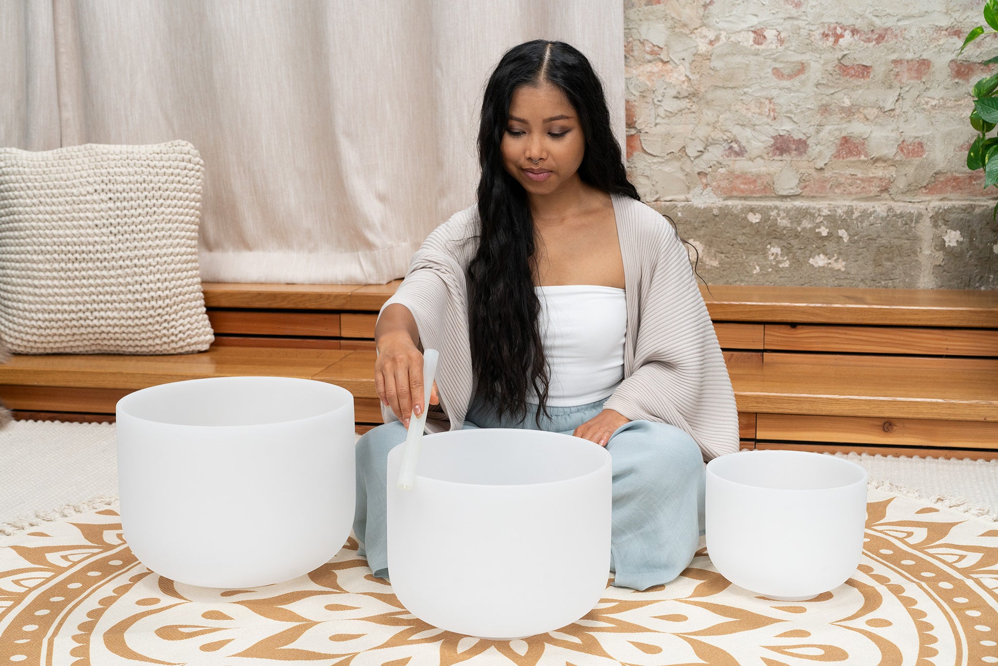 MEINL Sonic Energy White-Frosted Crystal Singing Bowls Set 3 pcs - A4/F4/C4/432 Hz detail view 2 at Luna Panther