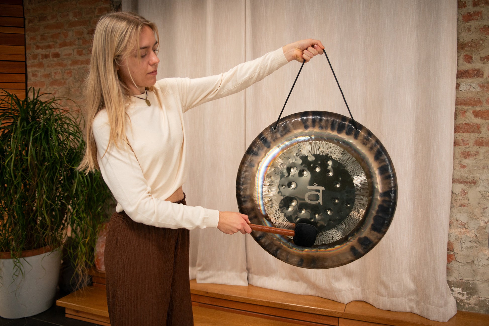 Meinl Sonic Energy Chakra Gong 24" - Sacral Chakra/210,42 Hz/G#2 detail view 7 at Luna Panther
