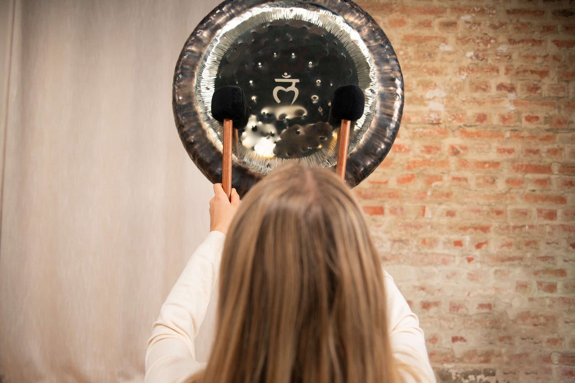 Meinl Sonic Energy Chakra Gong 24" - Root Chakra/194,18 Hz/ G2 detail view 6 at Luna Panther