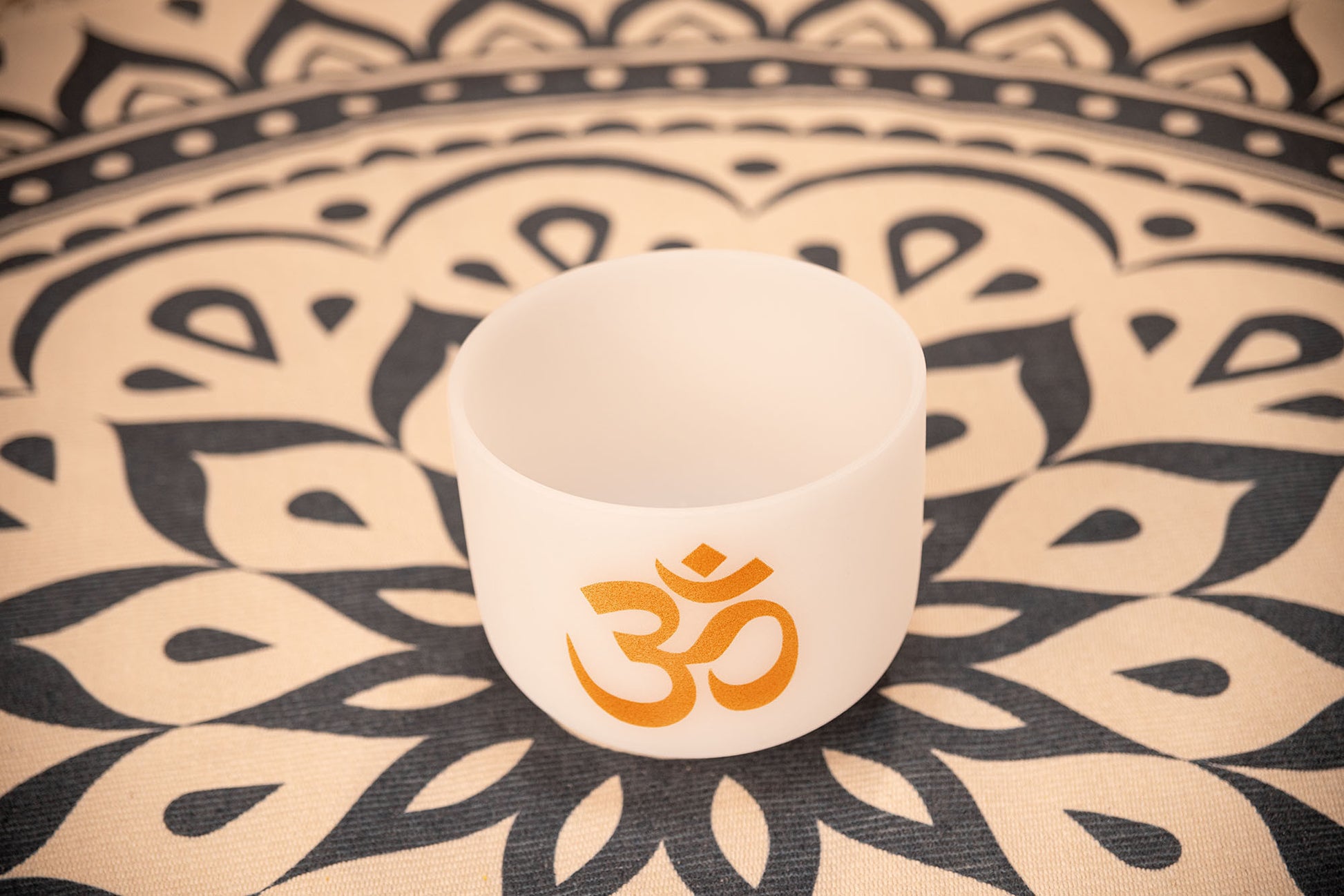 MEINL Sonic Energy White-frosted Crystal Singing Bowl 8" - Om/136.10 Hz detail view 5 at Luna Panther