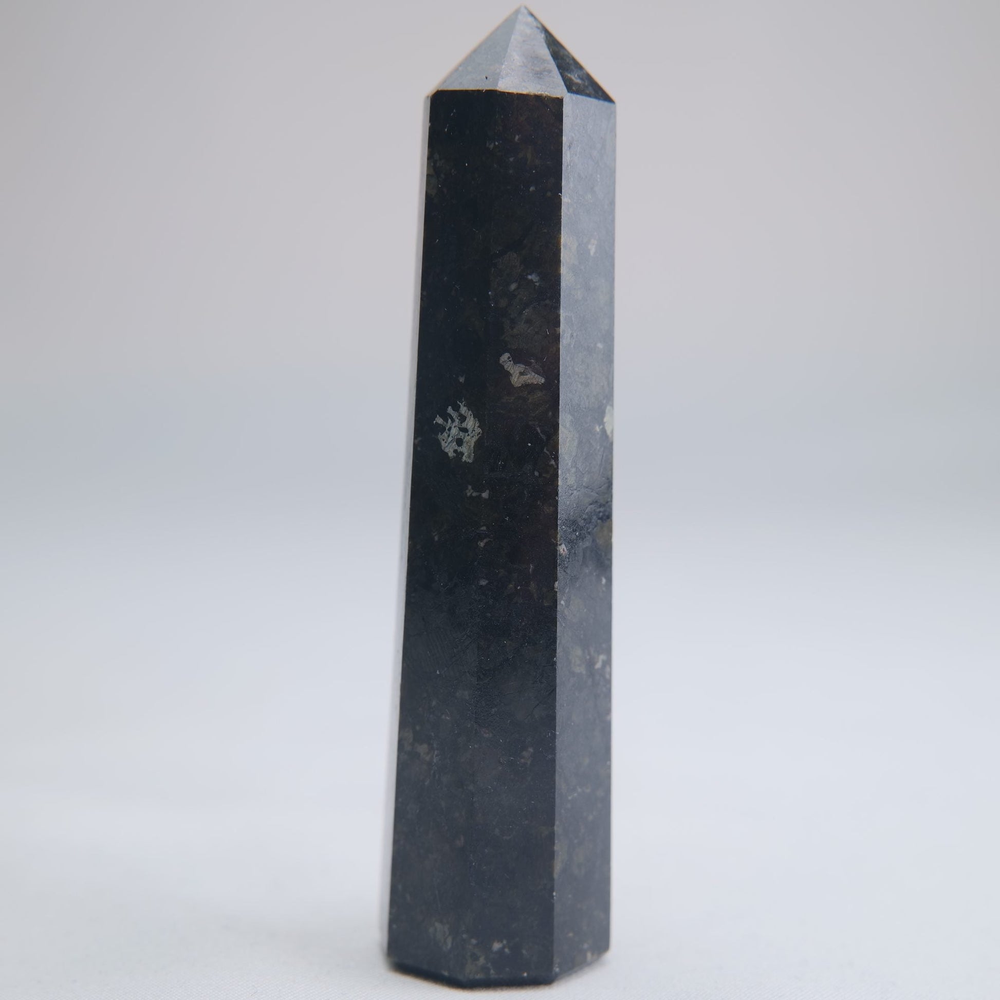 Larvikite Obelisk 77g 90mm - Luna Panther
