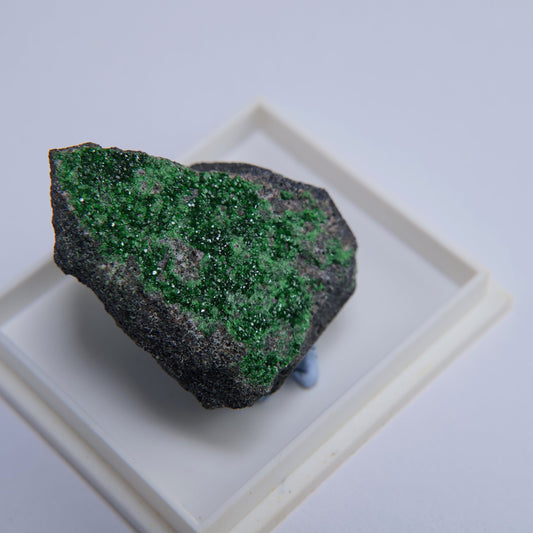 Uvarovite from Sarany, Russia - 15g - Luna Panther alternate view